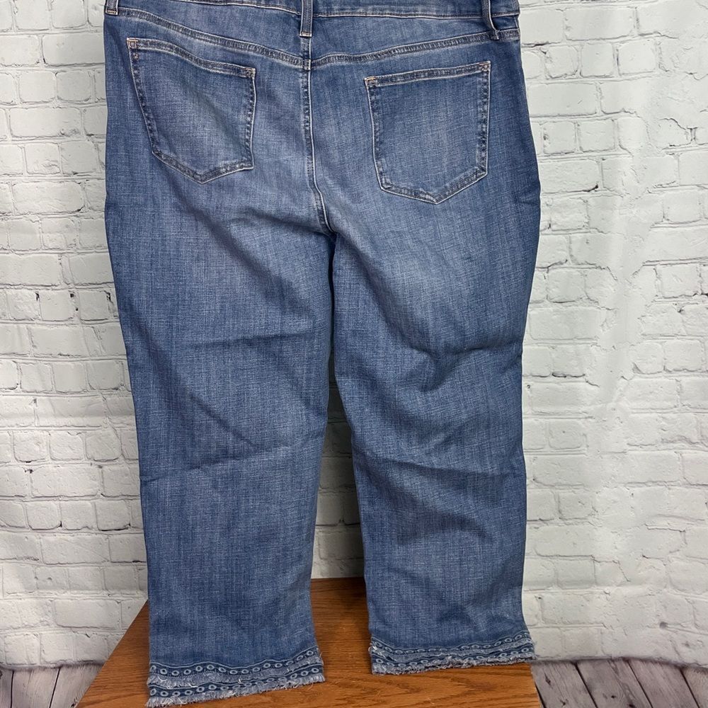 Chico's So Slimming Girlfriend Slim Leg Crop Women's 3 US 16 Light Wash Fringe - Picture 4 of 7